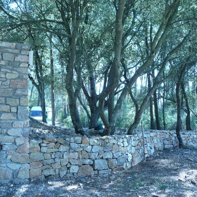Portail et mur en pierres